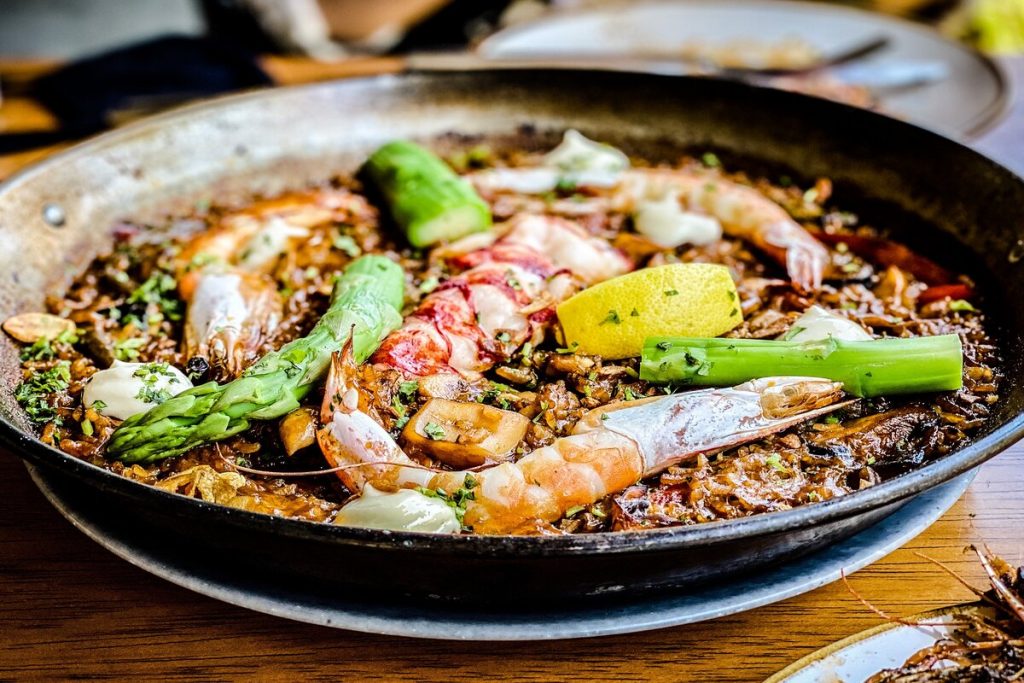 Paella au citron et olives